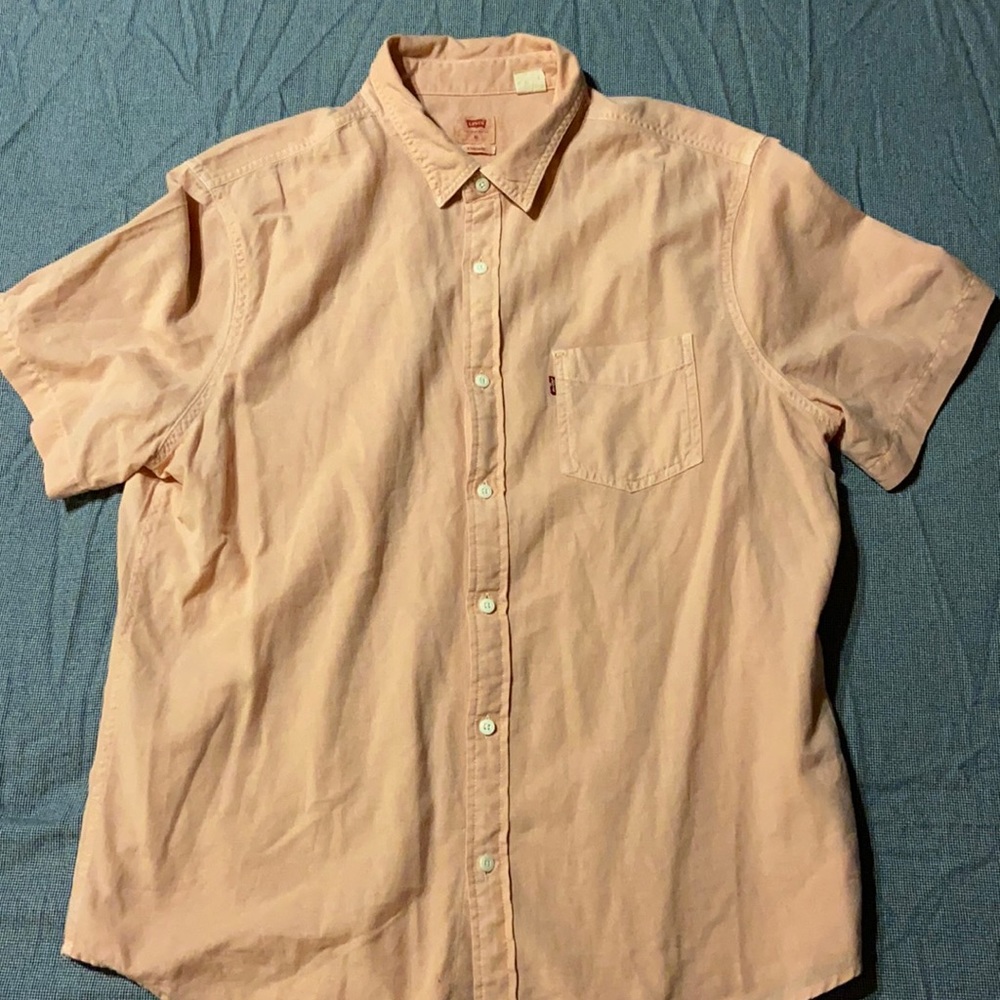 Salmon colored Levi’s short sleeve shirt. Size XL. Standard fit.